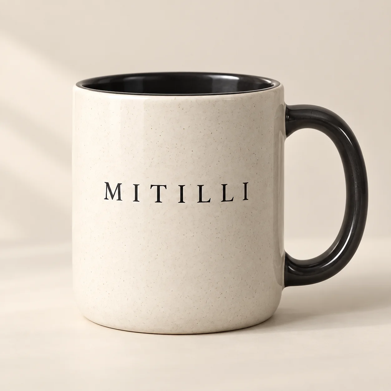 Hvit MITILLI-kopp med mørk innside og håndtak